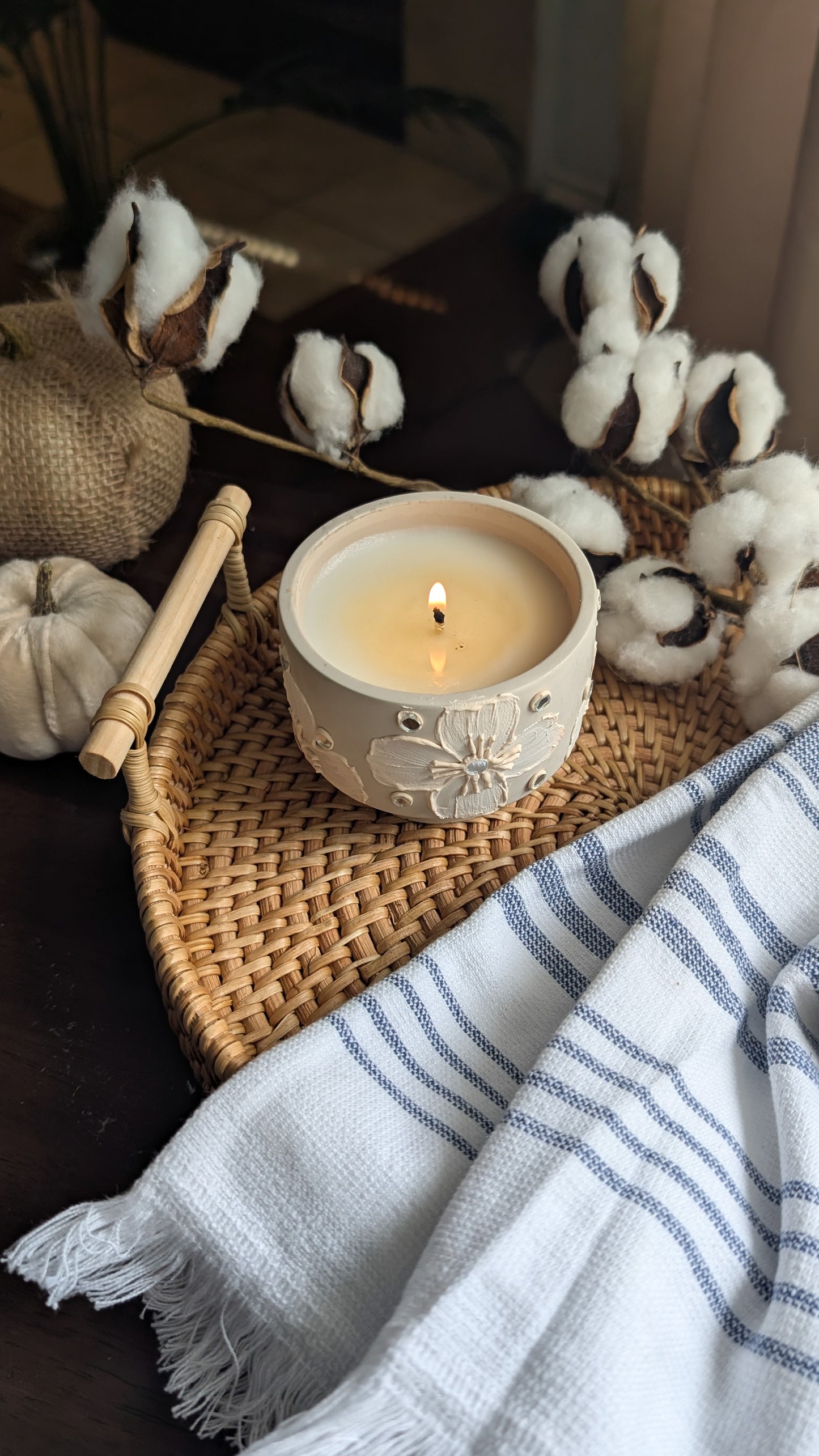 “Fresh Linen Concrete Luxury Candle – Clean Cotton, Crisp White Musk & Modern Home Fragrance | The Fragrant Jar”