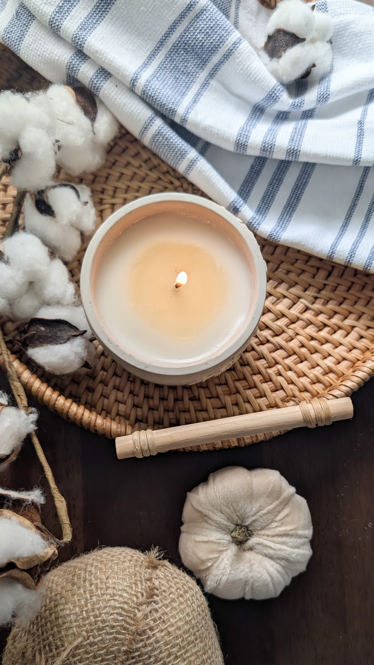 “Fresh Linen Concrete Luxury Candle – Clean Cotton, Crisp White Musk & Modern Home Fragrance | The Fragrant Jar”