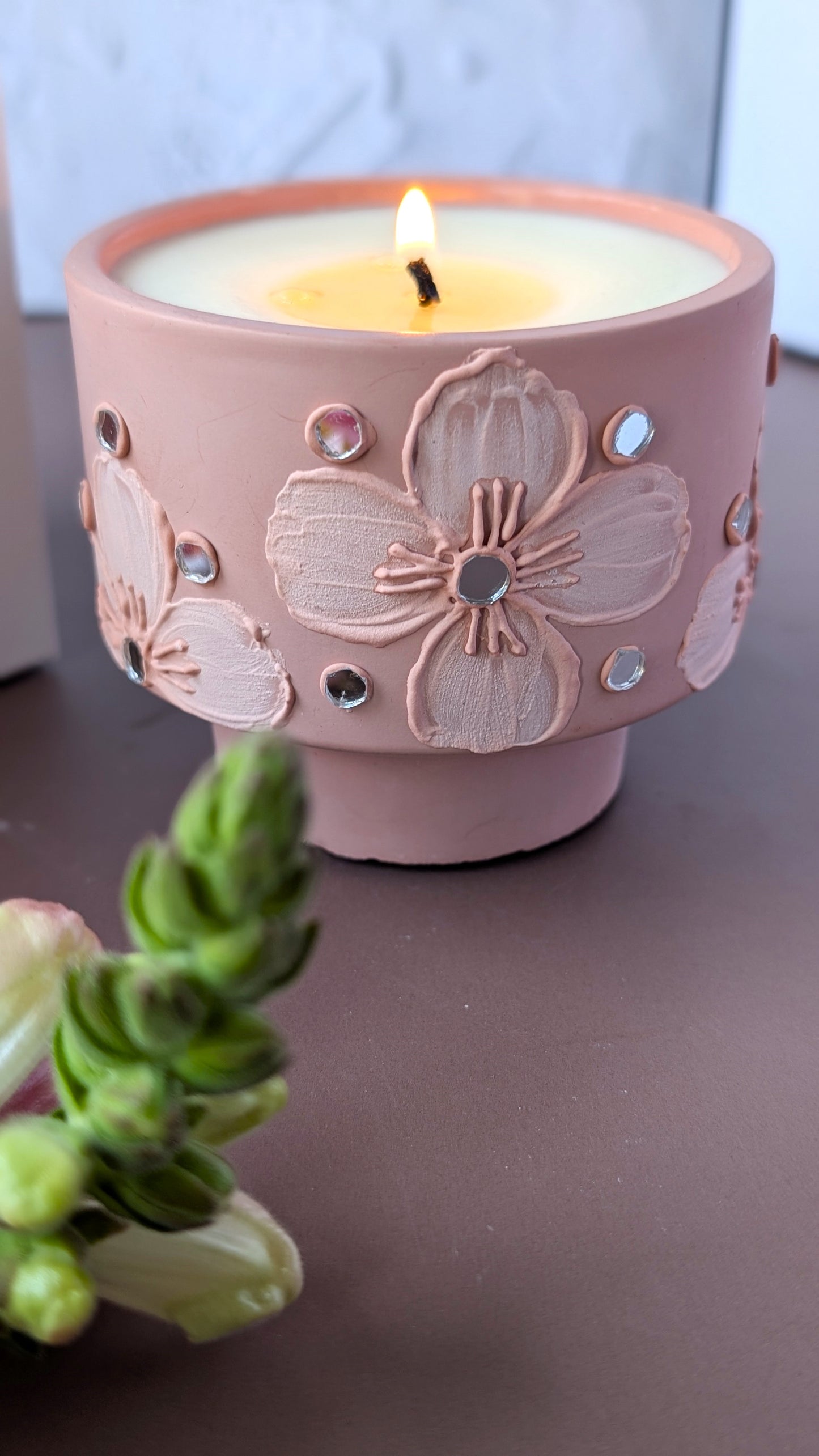 “Honeysuckle Jasmine Concrete Candle – Floral Luxury Home Fragrance with Hand-Poured Elegance | The Fragrant Jar”