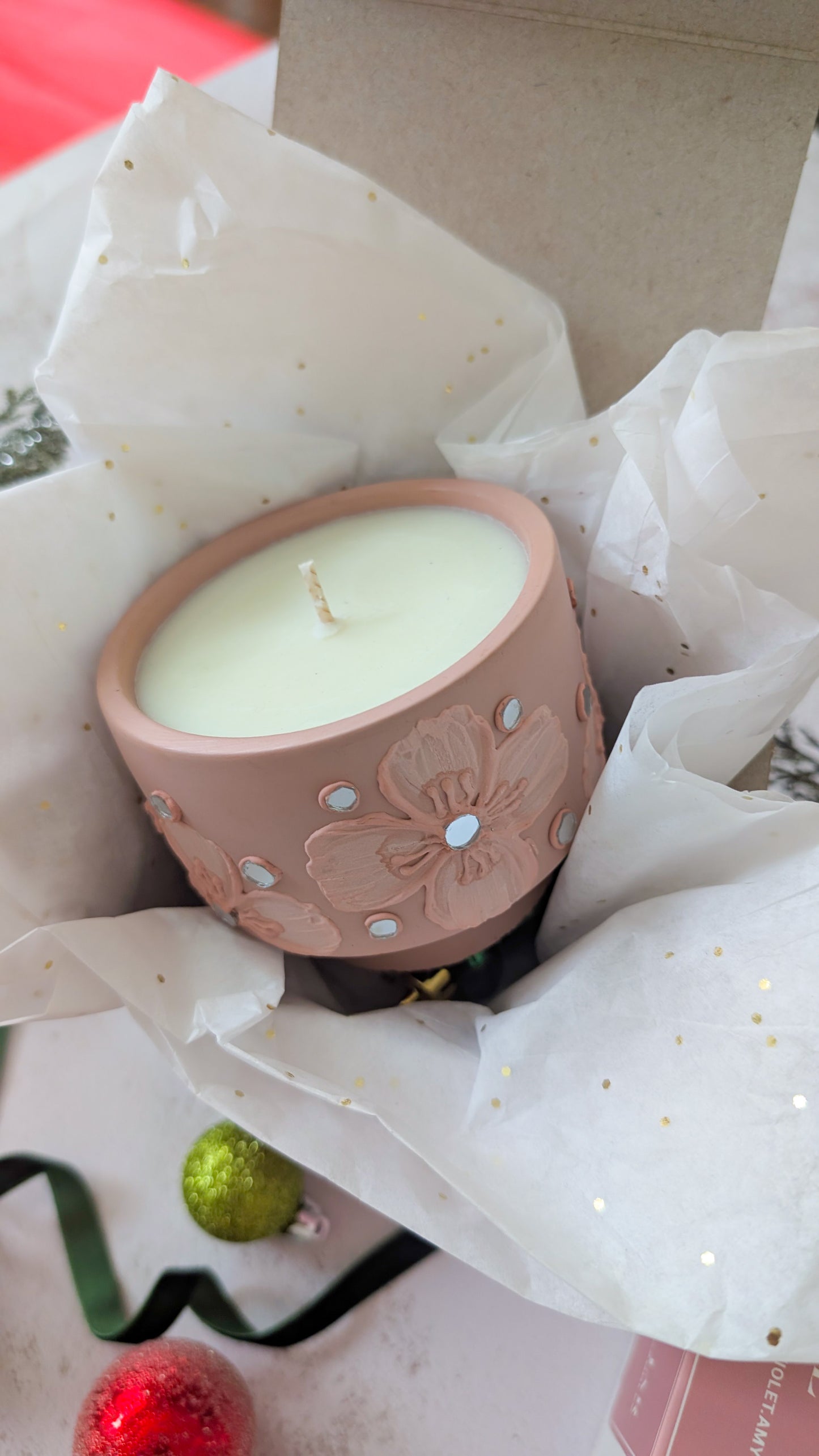 “Honeysuckle Jasmine Concrete Candle – Floral Luxury Home Fragrance with Hand-Poured Elegance | The Fragrant Jar”