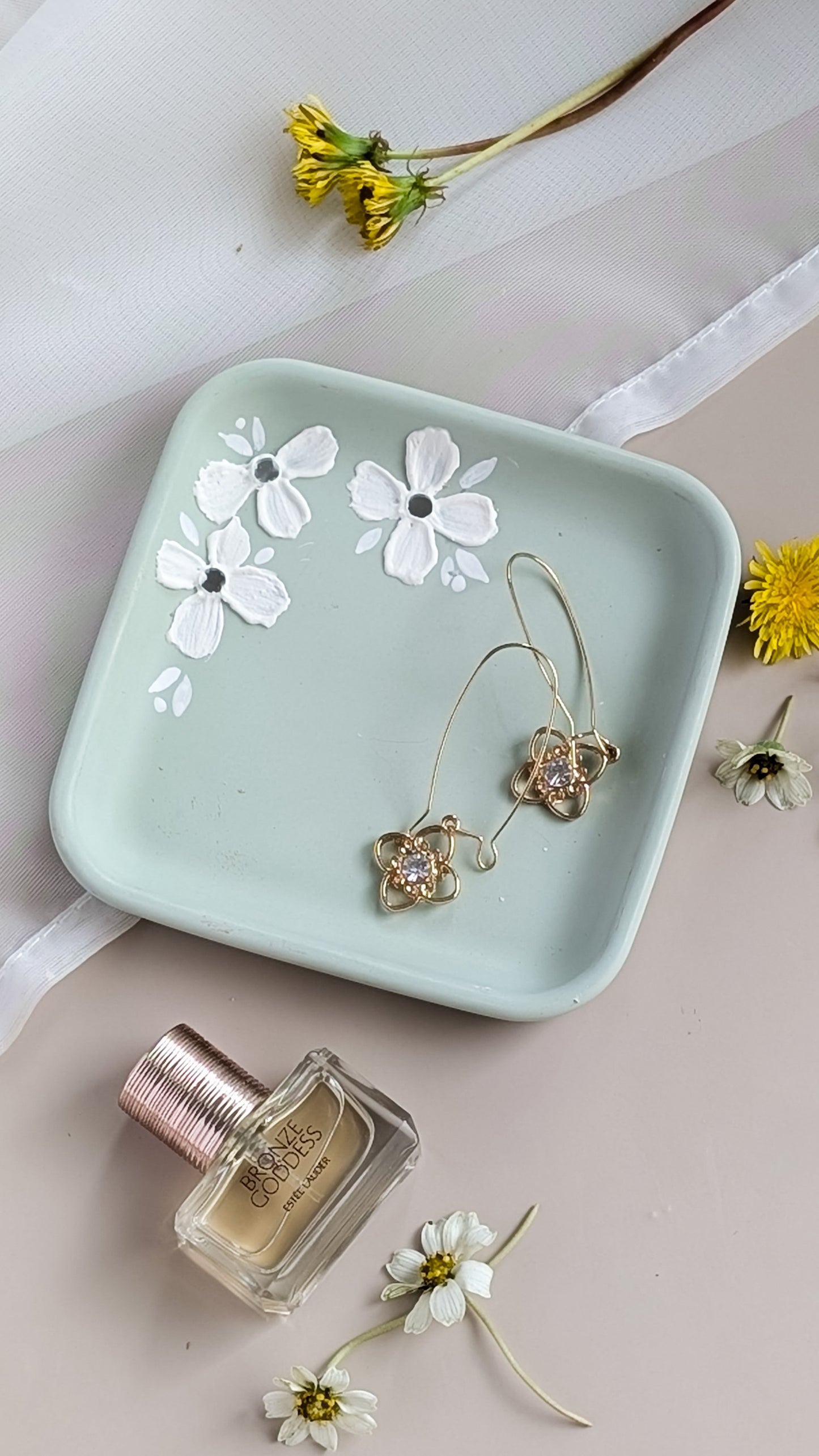 Handmade square Concrete Trinket Tray | Minimalist Jewelry Dish | Modern Aesthetic Home Decor | Neutral |The Fragrant Jar